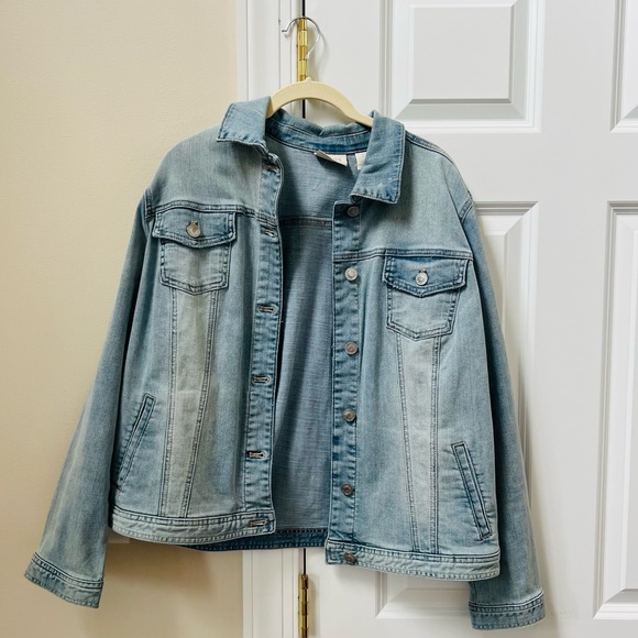 Like new Chico's size 2 light jean jacket with fun back design - Picture 1 of 6